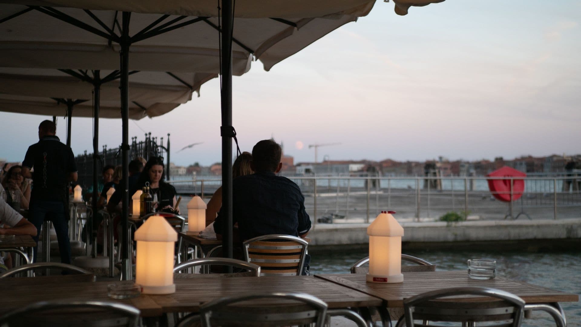 View of the tables of Pizzeria Ae Oche Zattere