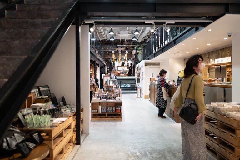 Bunkitsu Book Cafe - Roppongi